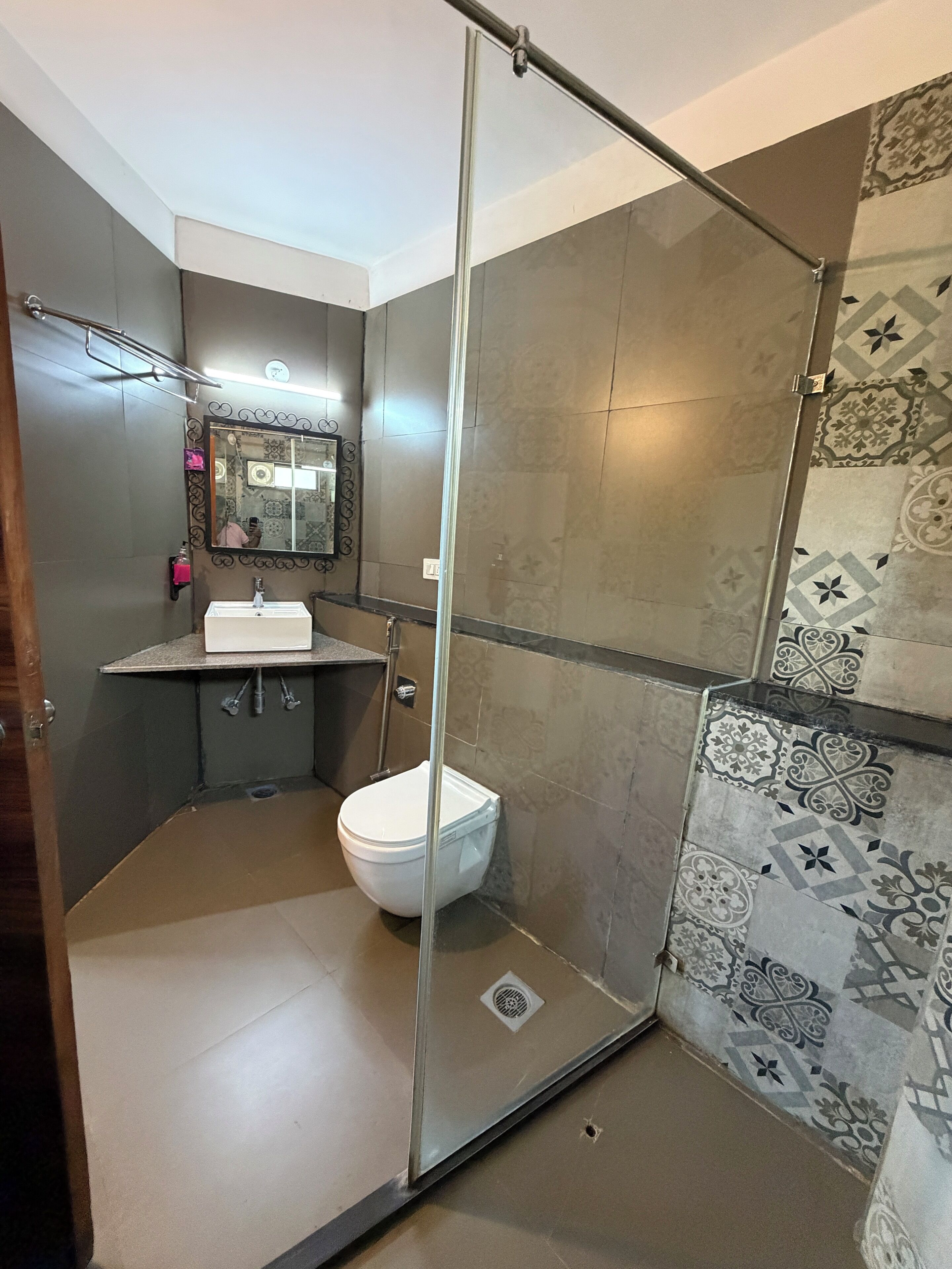 Deluxe kamer, balkon, uitzicht op tuin | Badkamer | Een douche, handdoeken, zeep, shampoo