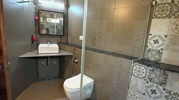 Deluxe kamer, balkon, uitzicht op tuin | Badkamer | Een douche, handdoeken, zeep, shampoo