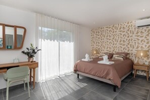 Iron/ironing board, WiFi, bed sheets - Villa Meralta — 5 Suites, Private Pool & Ocean View (Saint-François)