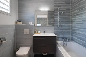 Shower, hair dryer, towels - Villa Meralta — 5 Suites, Private Pool & Ocean View (Saint-François)