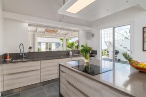 Private kitchen - Villa Meralta – 5 Suites | Private Pool & Caribbean Sea View (Saint-François)