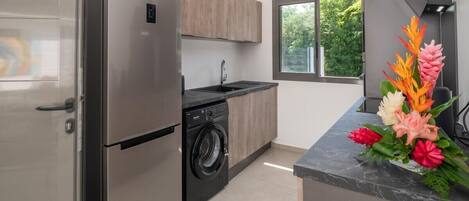 Wasserkocher mit Kaffee-/Teezubehör, Kühlschrank, Mikrowelle, Ofen