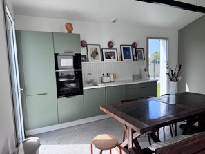 Jääkaappi, mikroaaltouuni, uuni, liesi