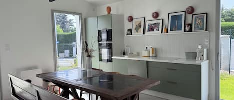 Wasserkocher mit Kaffee-/Teezubehör, Kühlschrank, Mikrowelle, Ofen