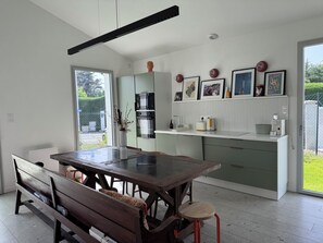 Frigorífico, microondas, horno y placa de cocina