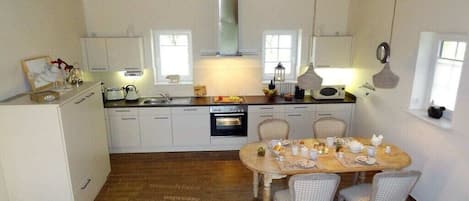 Coffee/tea maker, fridge, microwave, oven