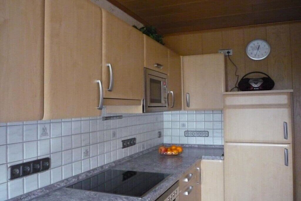 Wasserkocher mit Kaffee-/Teezubehör, Kühlschrank, Mikrowelle, Ofen