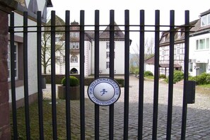 A gated entrance with a sign for 'Porzellanmuseum Furstenberg.' - Holiday apartment with 2 bedrooms (Beverungen)