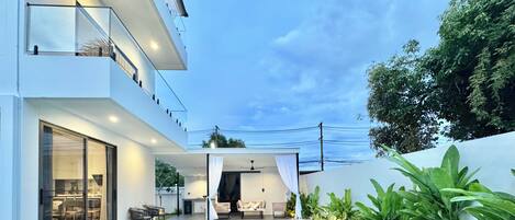 Una piscina al aire libre