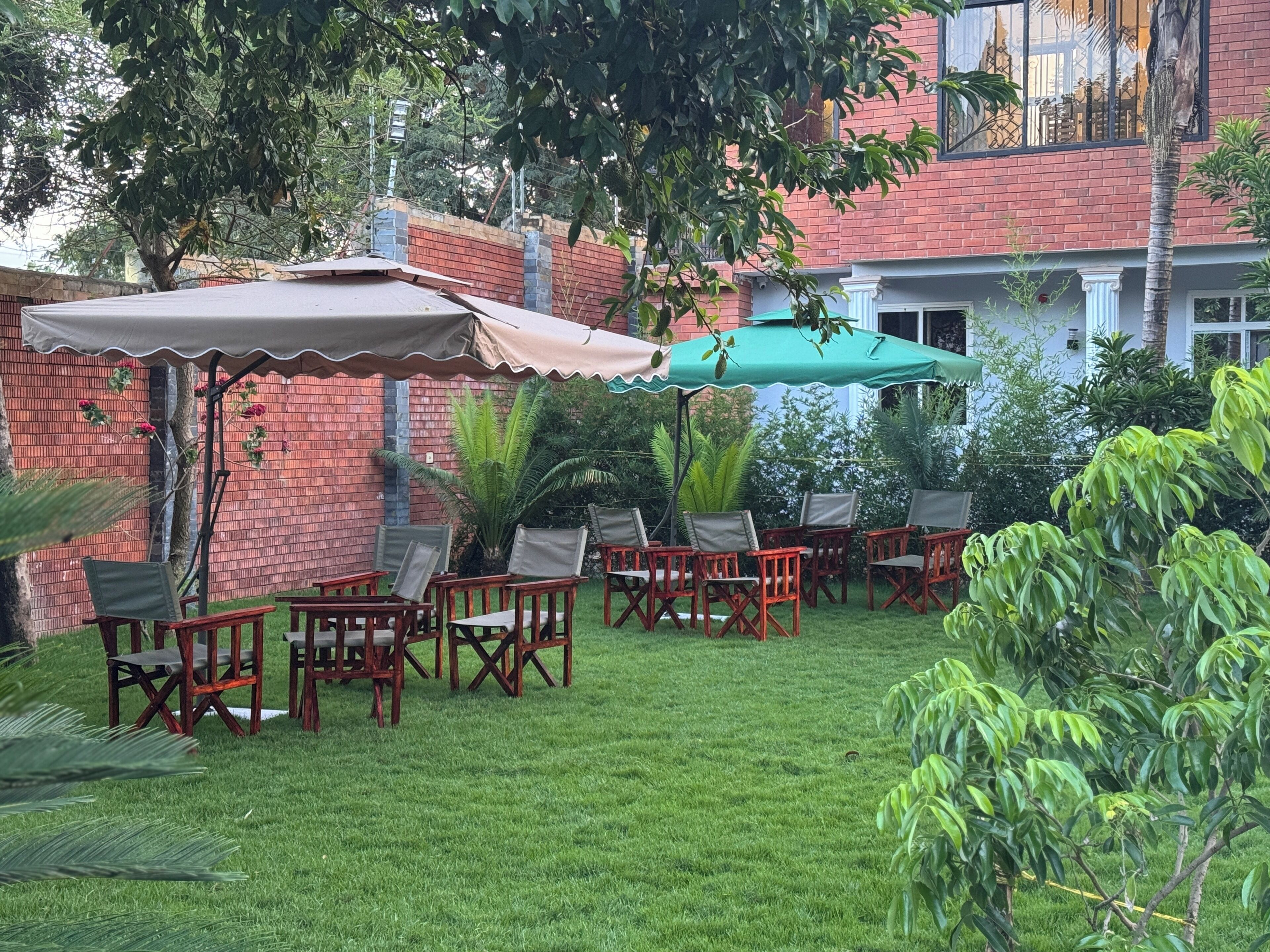 Doppel- oder Zweibettzimmer, Balkon, Bergblick | Terrasse/Patio