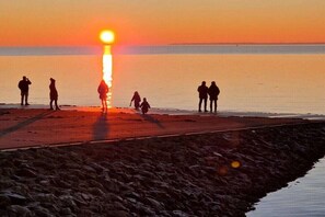 På stranden