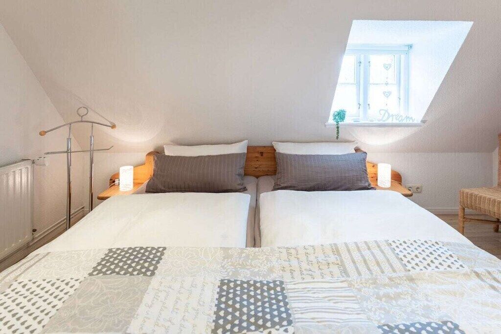 Escritorio, tabla de planchar con plancha, wifi gratis y ropa de cama 