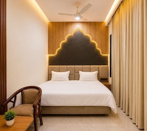 Family Room | Desk, free WiFi - Kanta Kuteer (Barsana)
