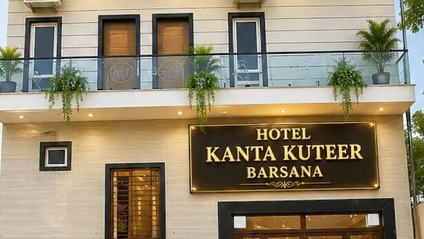 A multi-story hotel with balconies, air conditioning units, and a sign reading 'HOTEL KANTA KUTEER BARSANA'. -  Hotel Kanta Kuteer Barsana (Barsana)