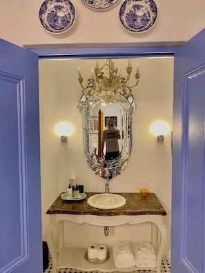 Habitación doble Deluxe, patio, vista al jardín | Baño