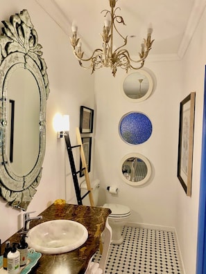 Kahden hengen deluxe-huone, patio, näköala puutarhaan | Kylpyhuone