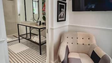 Deluxe Double Room, Garden View | Living area