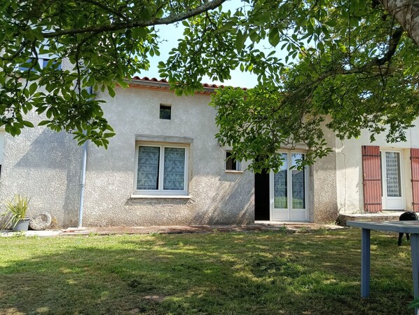 Property grounds - Vrbo Property (Saint-Bonnet-sur-Gironde)