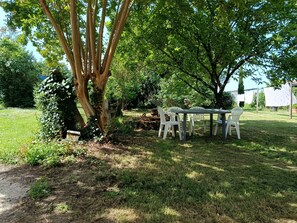 Outdoor dining - Vrbo Property (Saint-Bonnet-sur-Gironde)