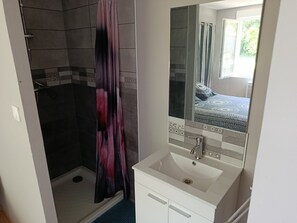 Bathroom - Vrbo Property (Saint-Bonnet-sur-Gironde)