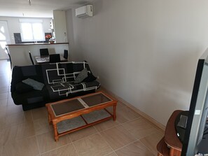 Living area - Vrbo Property (Saint-Bonnet-sur-Gironde)