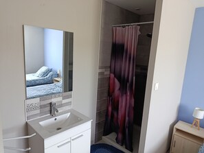 Room - Vrbo Property (Saint-Bonnet-sur-Gironde)