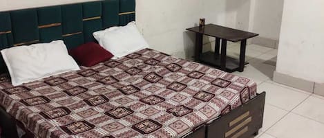 Deluxe Room | Rollaway beds, bed sheets