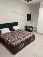 Habitación Deluxe | Camas supletorias y ropa de cama