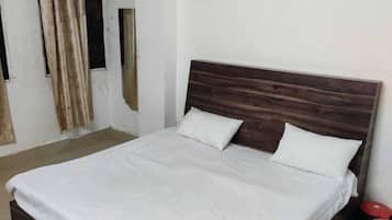 Deluxe Room | Rollaway beds, bed sheets