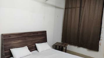 Deluxe Room | Rollaway beds, bed sheets