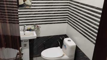 Deluxe Room | Bathroom | Shower, towels, soap