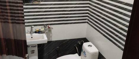 Deluxe-Zimmer | Badezimmer | Dusche, Handtücher, Seife