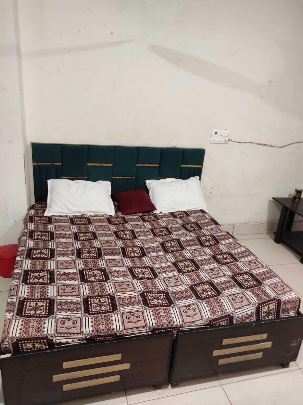 Rollaway beds, bed sheets