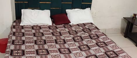 Deluxe Room | Rollaway beds, bed sheets