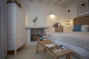 A bedroom with a bed, bedside table, and a wardrobe. - Chalet Quinta la Sal 19 (Jávea)