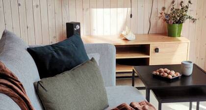 Rajsco – Lakeside Cabin with a Telescope