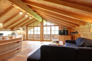 Smart TV, books, stereo - at the Martin Hirschbichler guesthouse (Inzell)