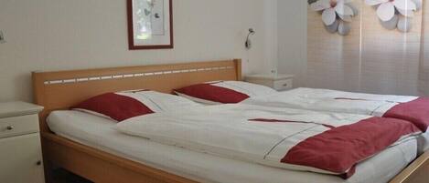 Bügeleisen/Bügelbrett, Reisekinderbett, kostenloses WLAN, Bettwäsche