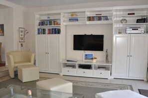 Smart-TV, Bücher, Stereoanlage