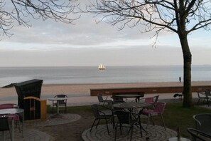 Eine Terrasse am Meer mit Sitzgelegenheiten und Blick auf den Ozean.