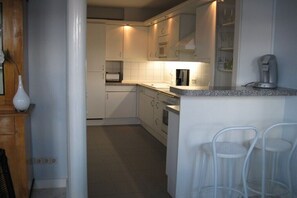 Kylskåp, mikrovågsugn, ugn och spishäll