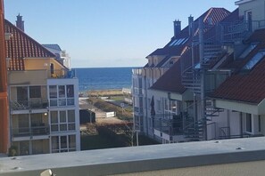 A residential building with a view of the sea, balconies, and a staircase. - Holiday apartment with 2 bedrooms (Großenbrode)