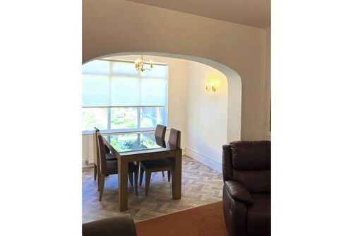 West Street House – Spacious 4-Bed Home Near M1, Ideal for Groups & Contractors