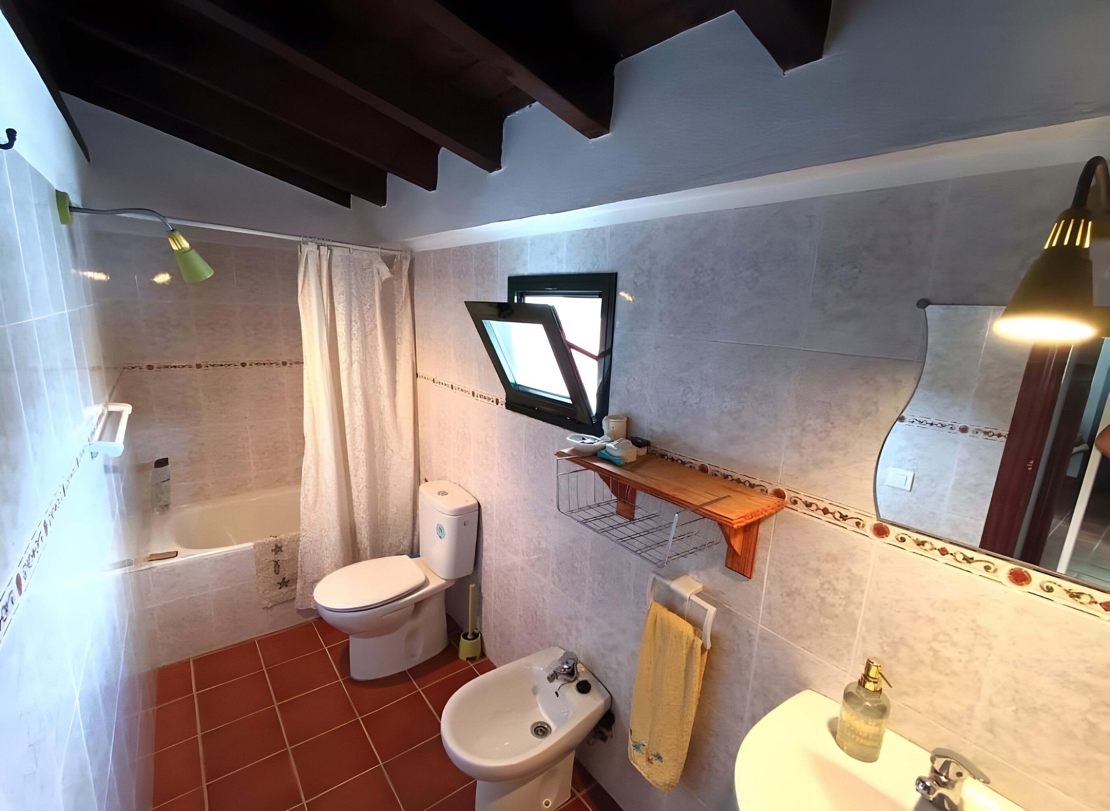 Een douche, een haardroger, handdoeken