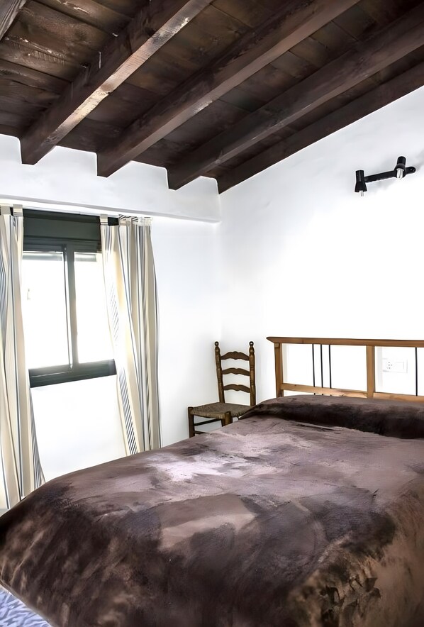Iron/ironing board, bed sheets