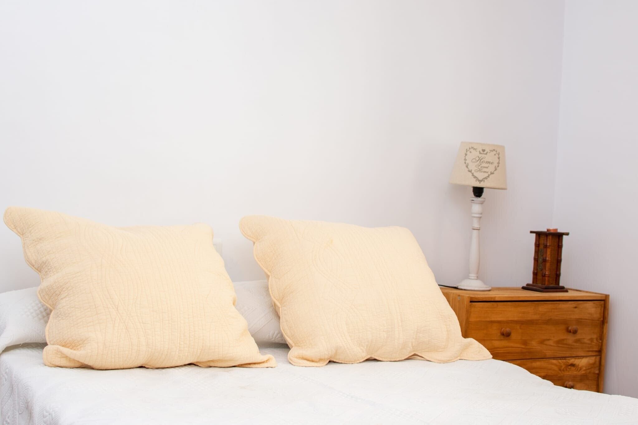Tabla de planchar con plancha y ropa de cama