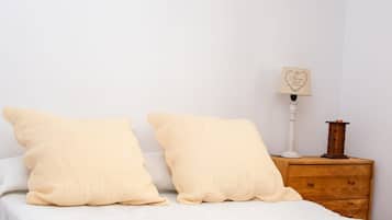 Tabla de planchar con plancha y ropa de cama