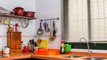 Een koelkast, een magnetron, een oven, een kookplaat