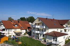 Un quartiere residenziale con edifici a più piani, un'area giochi e cielo sereno.
