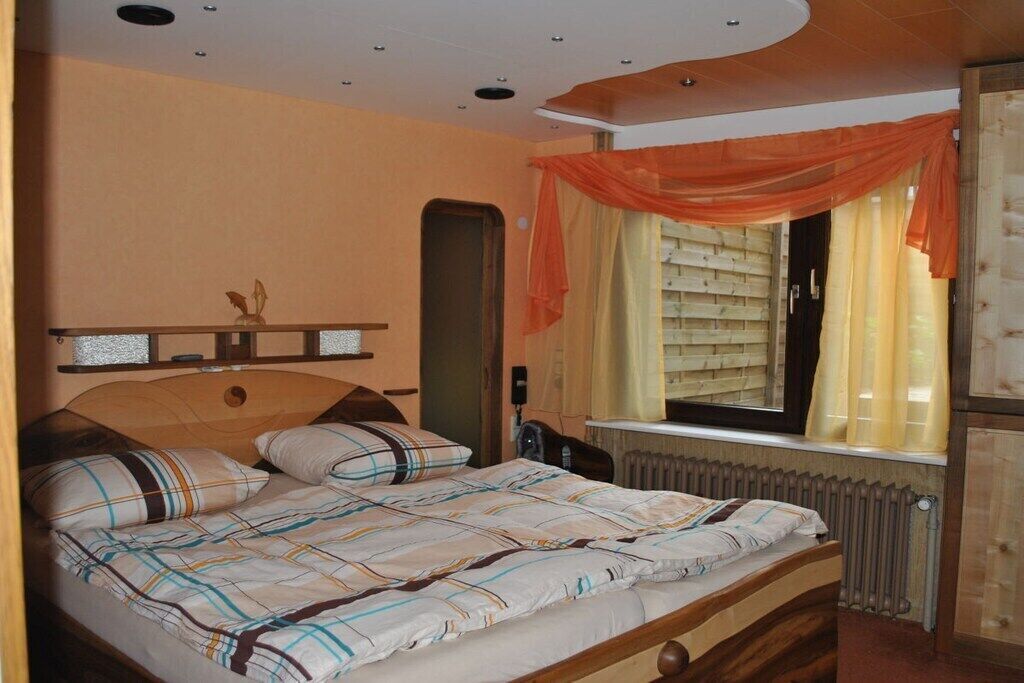 3 bedrooms, WiFi (free), bed sheets